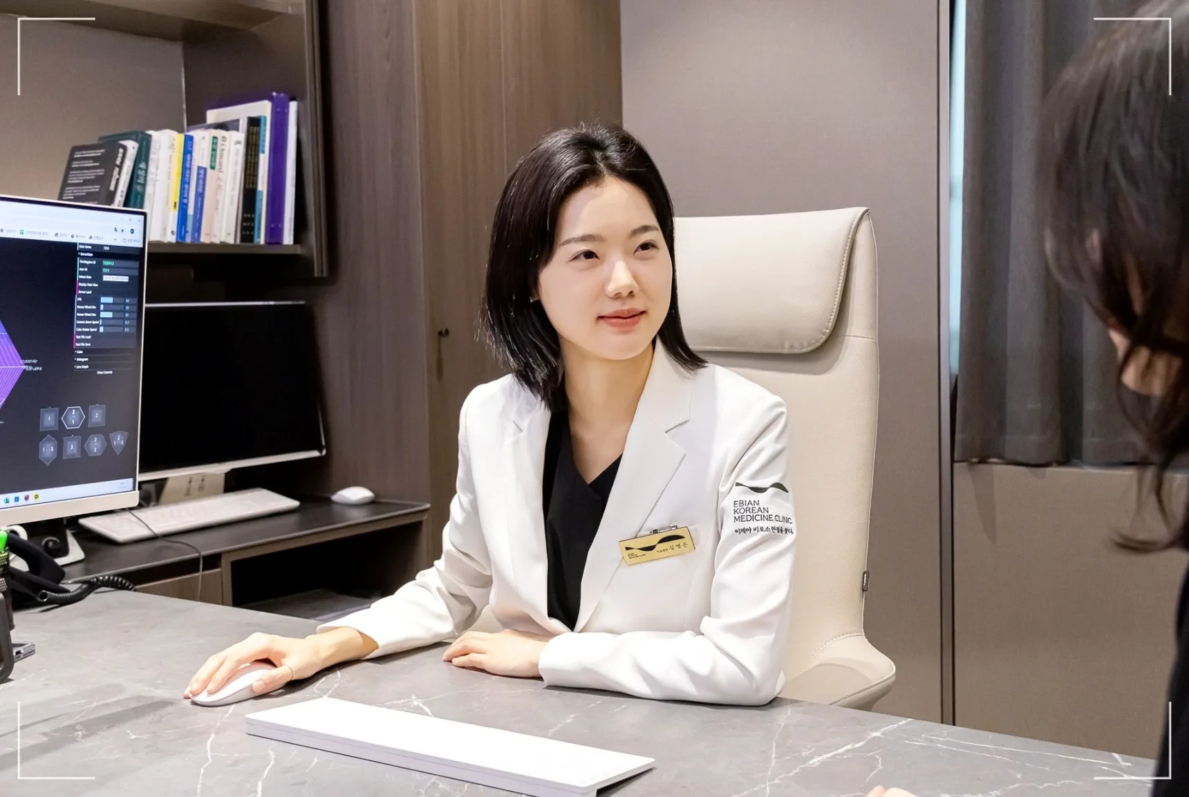 이명 치료 잘하는 병원 이비안한의원 김명은 원장 진료 장면
