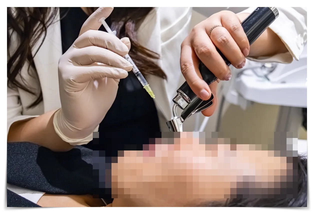 알레르기 비염 환자의 비강 상태를 확인하는 진료 모습