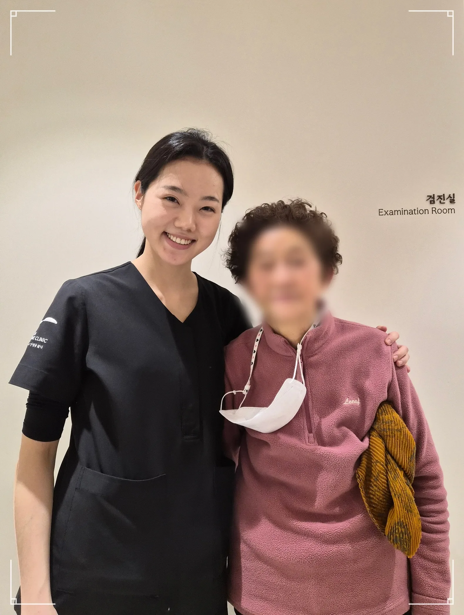 안면마비 후유증 치료 받으신 환자분과의 이비안한의원 사진 촬영